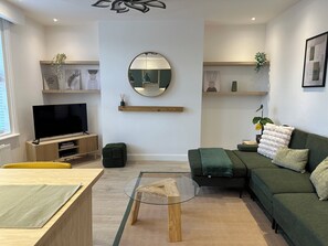 Living area - Aura - Elegant Retreat in Prime Leeds Location! (Leeds)