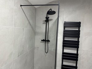 Douche, sèche-cheveux, serviettes fournies, savon