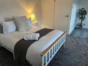 3 slaapkamers, een strijkplank/strijkijzer, internet, beddengoed