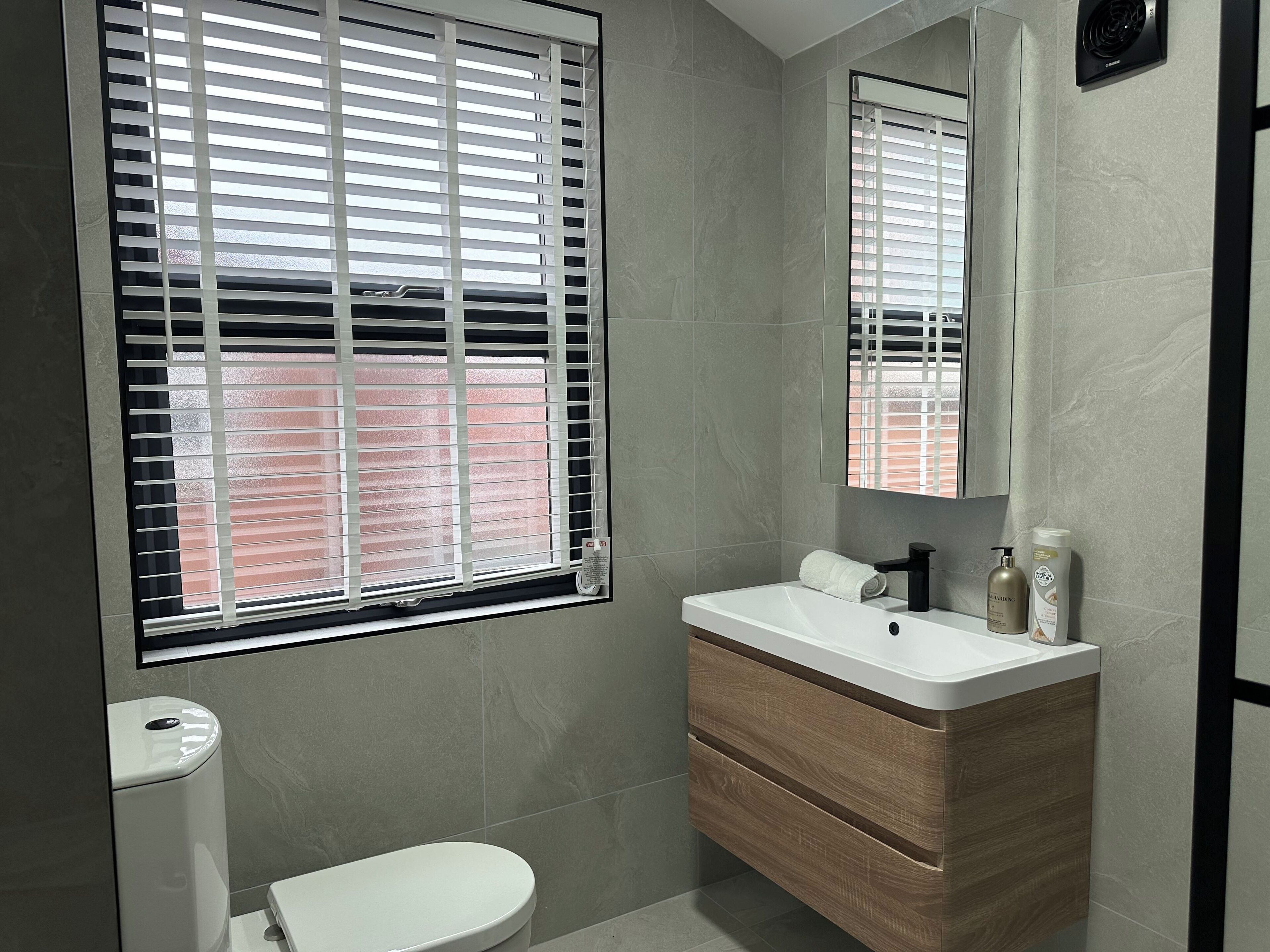 シャワー、ヘアドライヤー、タオル、石鹸