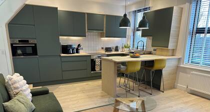Aura - Elegant Retreat in Prime Leeds Location!