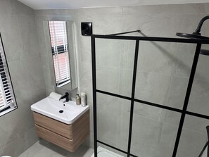 Douche, sèche-cheveux, serviettes fournies, savon