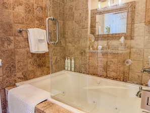 Hair dryer, towels, soap, shampoo - Dog-Friendly South Austin w/ Private Yard! (Austin)