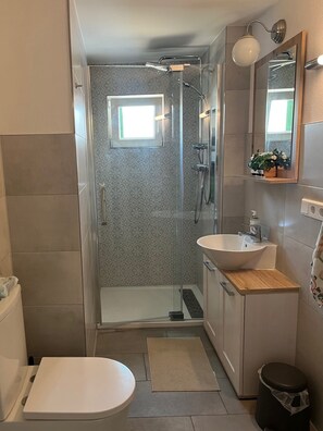 Douche, sĂšche-cheveux, bidet, serviettes fournies