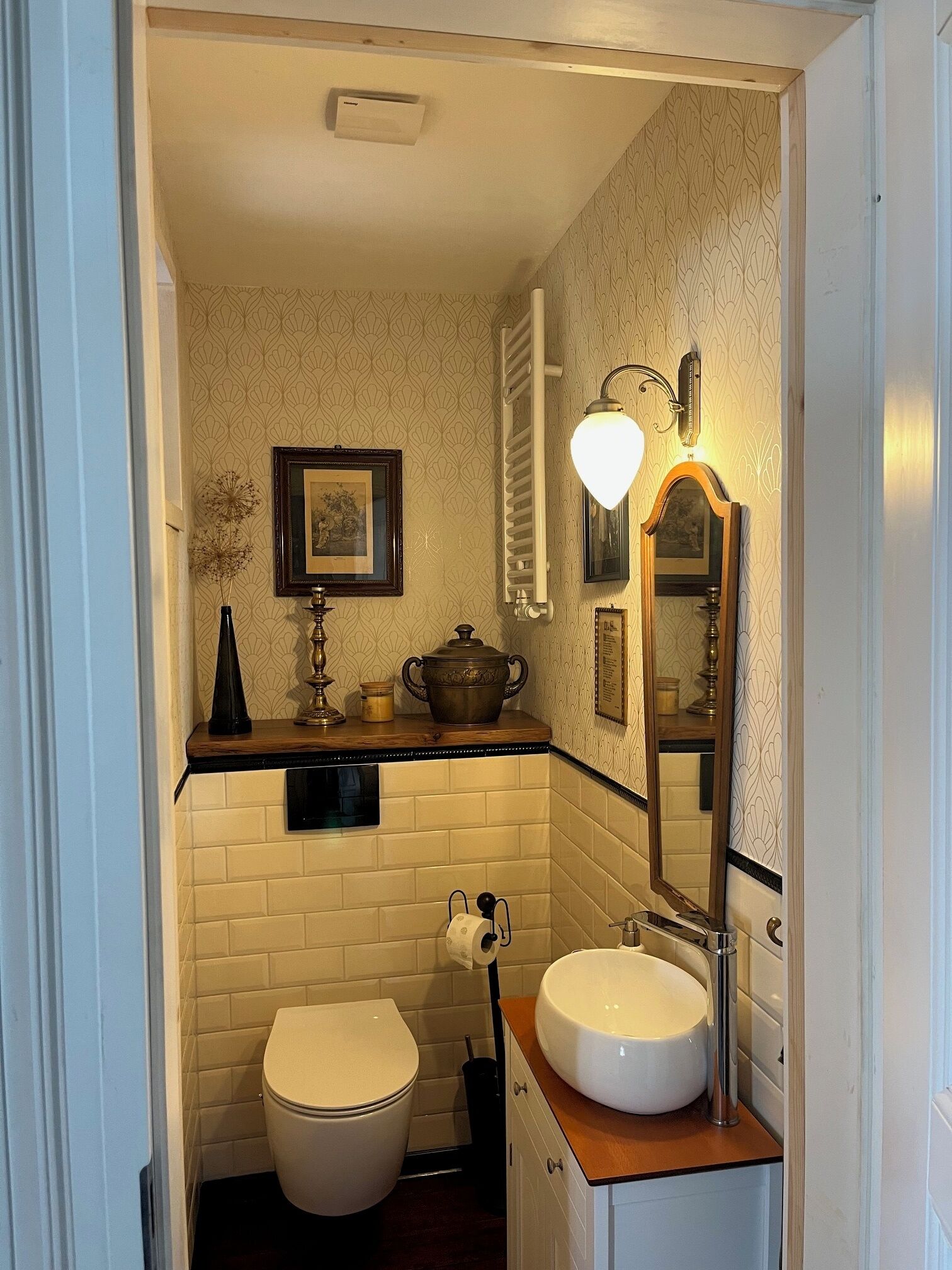 Dusj, hårføner, bidé og håndklær