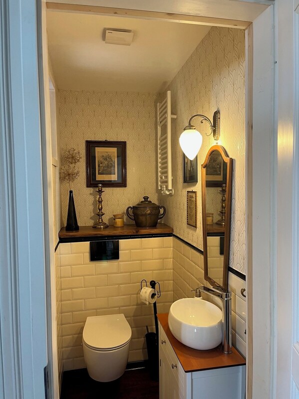 Dusche, Haartrockner, Bidet, Handtücher