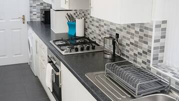 Køleskab, mikrobølgeovn, ovn, kogeplade