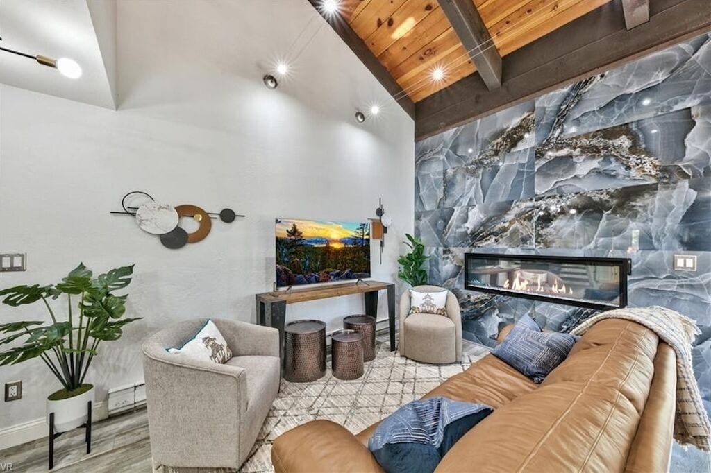 Een televisie en een open haard