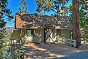 Exterior - Cozy Bear Cabin  Adorable Crestline Relaxing Getaway (Crestline)