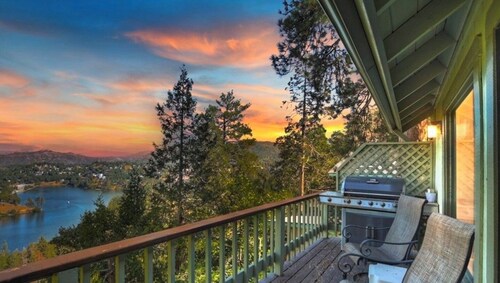 Lake View Cozy Bear Cabin - Adorable Crestline Relaxing Getaway