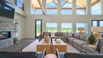 Televisión y chimenea