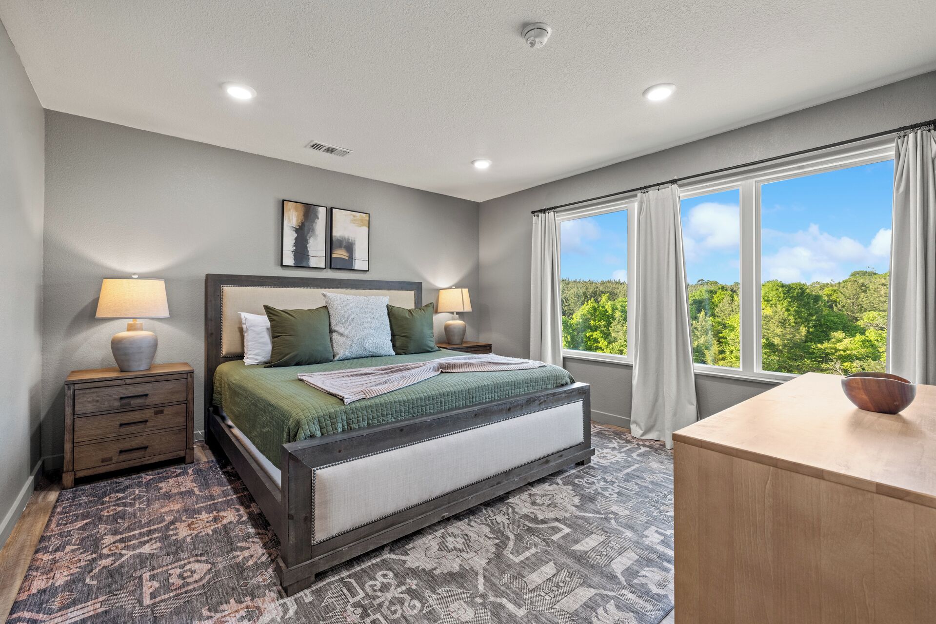 5 habitaciones, tabla de planchar con plancha, wifi y ropa de cama 