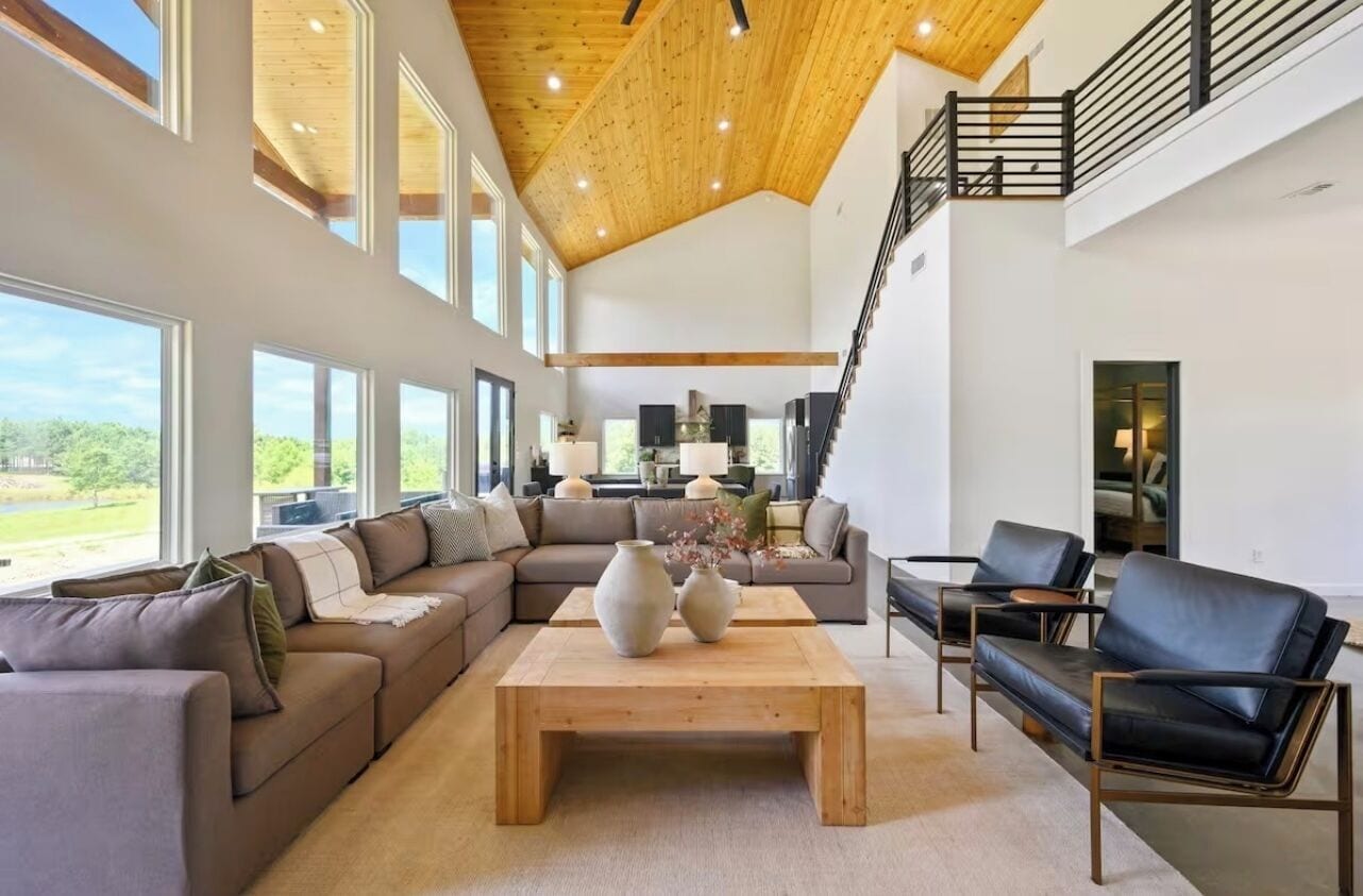 Televisión y chimenea 