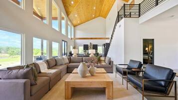 Televisión y chimenea