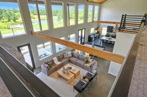 Televisión y chimenea