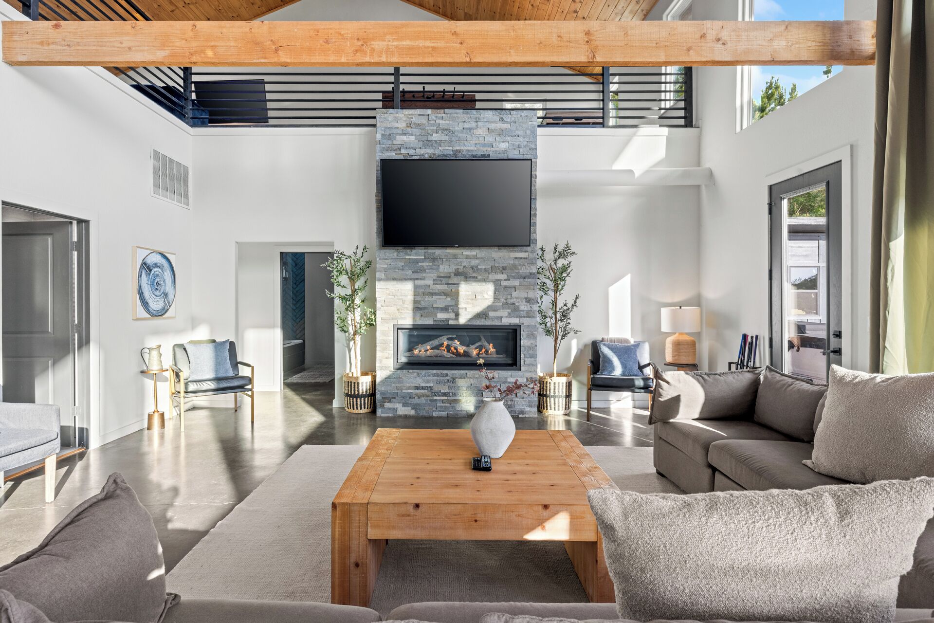 Una Smart TV, una chimenea, un futbolín, libros
