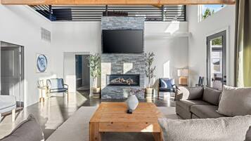 Una Smart TV, una chimenea, un futbolín, libros