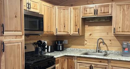 Quaint 1-bedroom cabin with AC and heat in charming Brushton unit #6