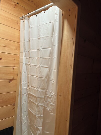 Quaint 1-bedroom cabin with AC and heat in charming Brushton unit #6