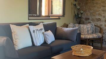 Apartamentos La Quintana de Romillo | Living area | 28-inch flat-screen TV with digital channels