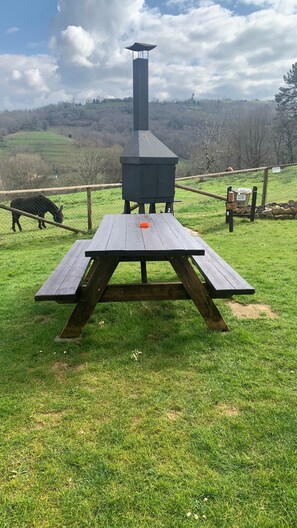 Apartamentos La Quintana de Romillo | Terrace/patio