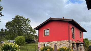 Departamento familiar, 1 habitación, patio, vista a la montaña (Apartamentos La Quintana de Romillo) | Terraza o patio