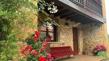 Apartamentos La Quintana de Romillo | Terrace/patio