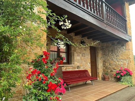 Apartamentos La Quintana de Romillo | Terrace/patio. La Quintana de Romillo