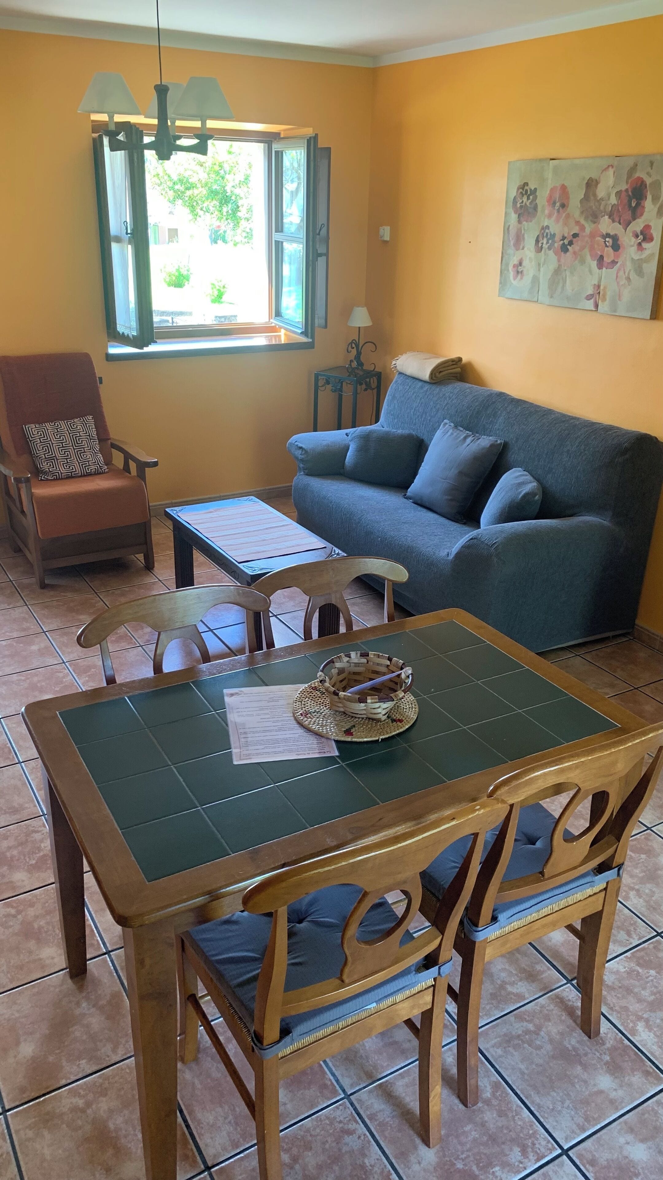 Family Apartment, 1 Bedroom, Patio, Mountain View (Apartamentos La Quintana de Romillo) | Living area | 28-inch flat-screen TV with digital channels