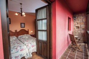Apartamentos La Quintana de Romillo | Individually decorated, individually furnished, laptop workspace