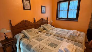 Familie appartement, 1 slaapkamer, terras, uitzicht op bergen (Apartamentos La Quintana de Romillo) | Individueel gedecoreerd, individueel gemeubileerd, een laptopwerkplek