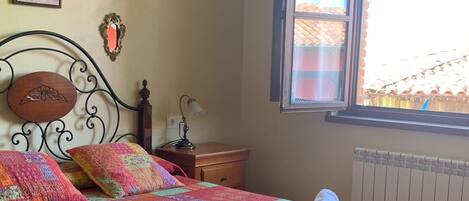 Apartamentos La Quintana de Romillo | Individually decorated, individually furnished, laptop workspace