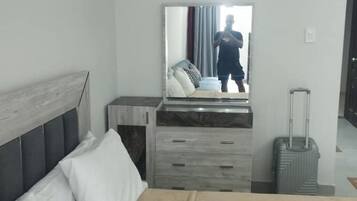 Room, 1 Bedroom, Accessible, Smoking | 1 bedroom