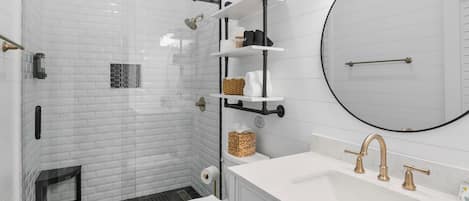 Douche, sèche-cheveux, serviettes fournies, savon
