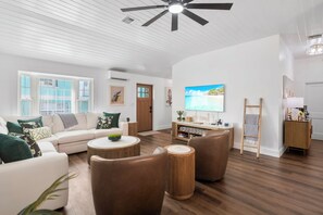 TV - Newly Remodeled Freestanding Luxury Hillside Retreat (George Town)