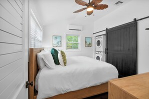 2 bedrooms, iron/ironing board, internet, bed sheets
