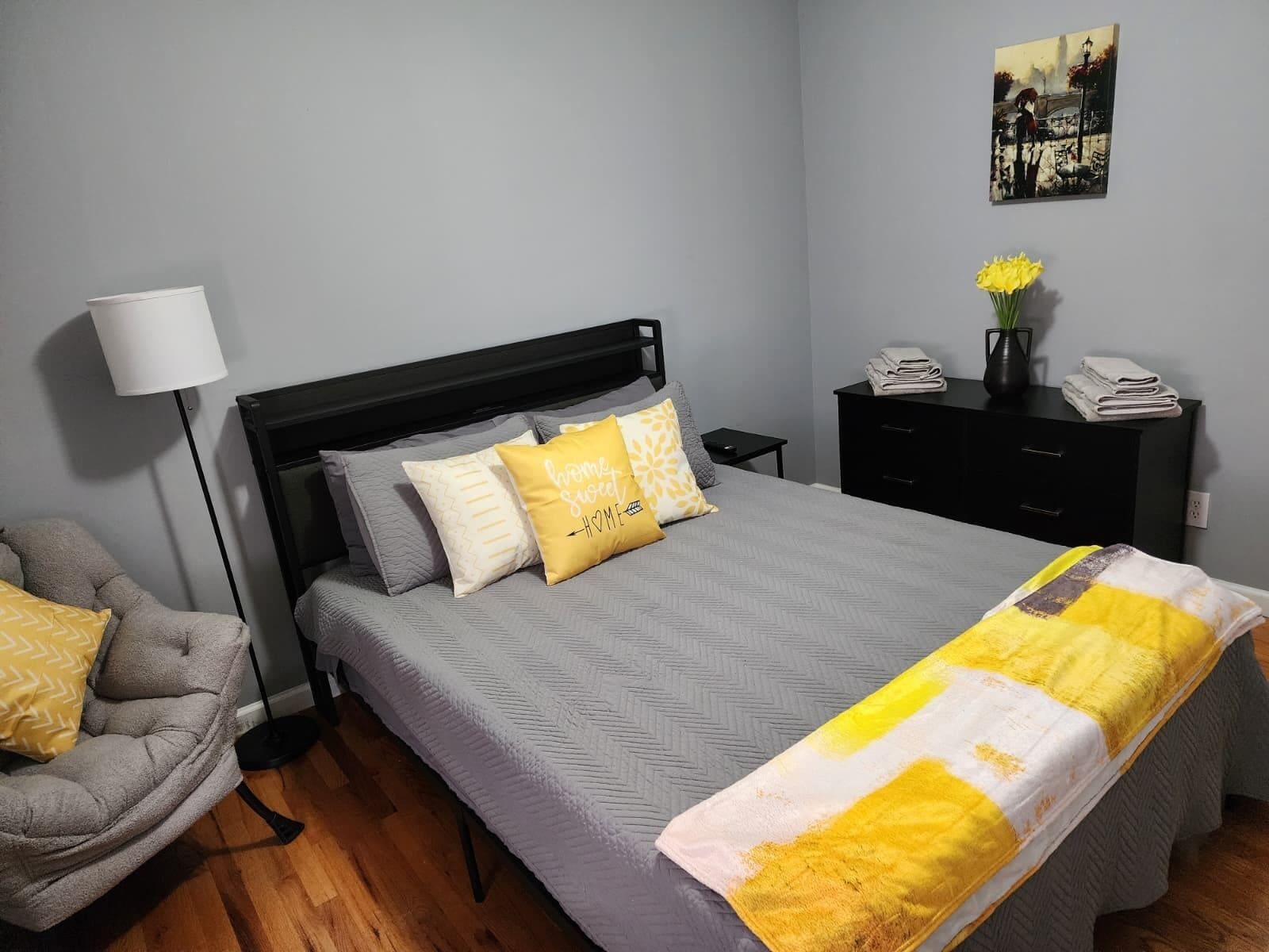 Skrivebord, strykejern/-brett, wi-fi (inkludert) og sengetøy