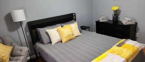 Skrivebord, strykejern/-brett, wi-fi (inkludert) og sengetøy