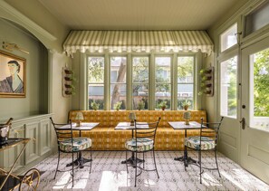 Dining - The Marlene Inn (Houston)