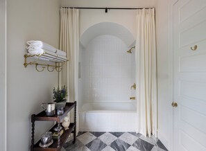 Suite estándar | Baño | Secadora de cabello, toallas, jabón, shampoo 