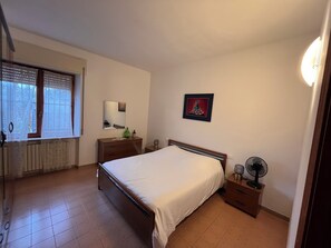 3 habitaciones, tabla de planchar con plancha, wifi y ropa de cama 