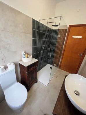 Douche, sèche-cheveux, serviettes fournies, savon