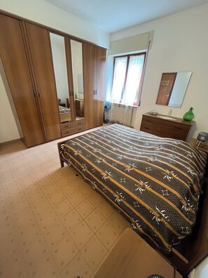 3 dormitorios, tabla de planchar con plancha, wifi gratis y ropa de cama