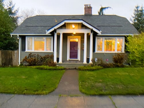 3-bedroom Proctor Boho house with cool vibes and hot tub. Family & Pet-Friendly