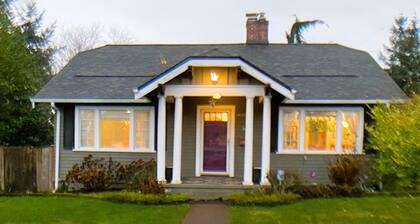 3-bedroom Proctor Boho house with cool vibes and hot tub. Family & Pet-Friendly