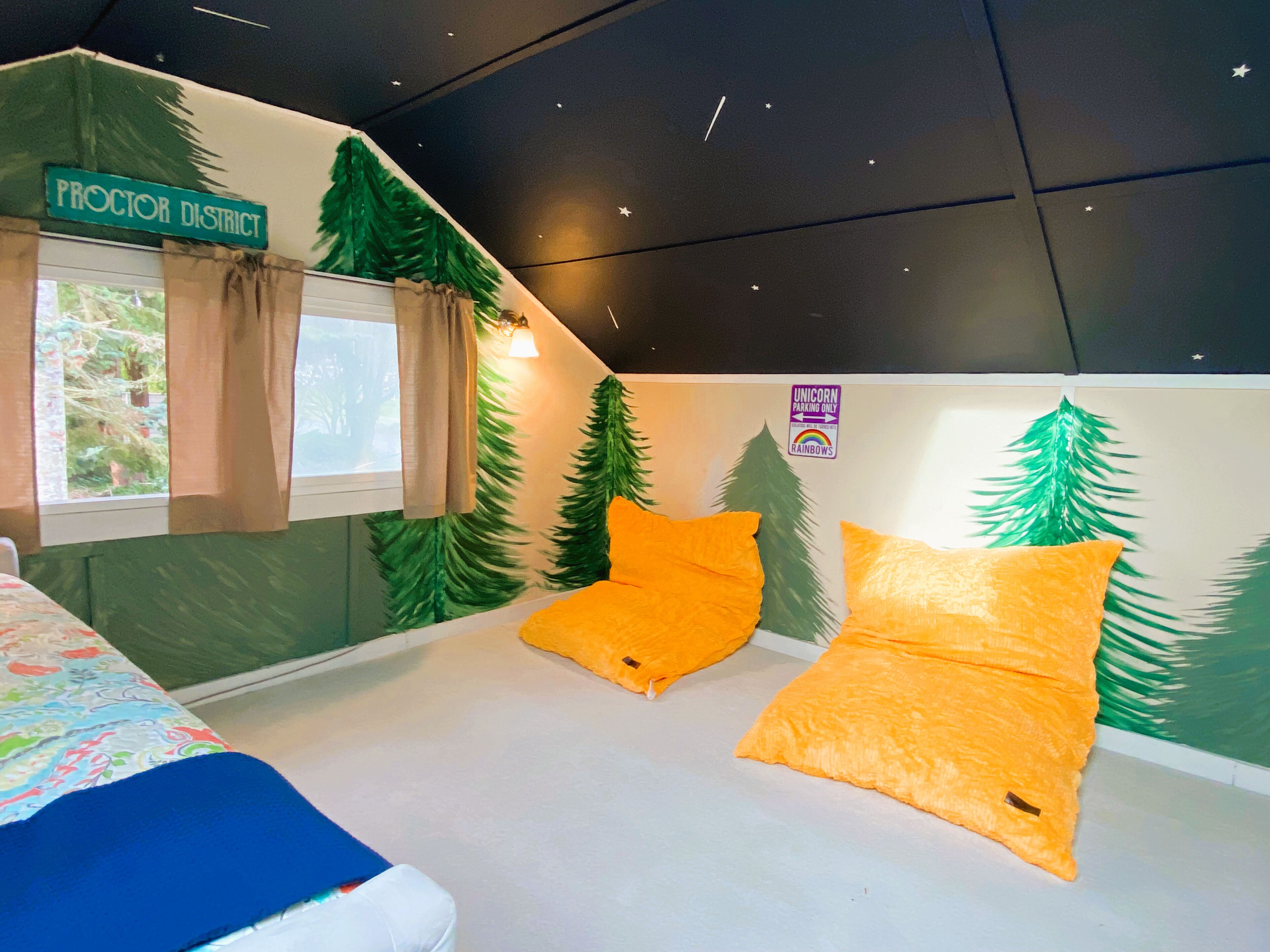 3 bedrooms, desk, iron/ironing board, travel cot