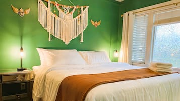 3 chambres, bureau, fer et planche à repasser, lit de bébé portatif