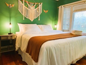 3 bedrooms, desk, iron/ironing board, travel cot - 3-bedroom Proctor Boho house with cool vibes and hot tub. Family & Pet-Friendly (Tacoma)