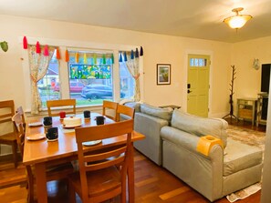 Una Smart TV, una chimenea, un reproductor de DVD, un futbolín