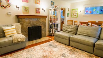 Téléviseur connecté, foyer, lecteur de DVD, table de baby-foot